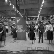 stoiska w hali targowej z odzieżą prezentowaną na manekinach