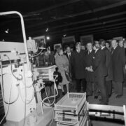 duża grupa ludzi ogląda aparaturę na stoisku w hali wystawowej