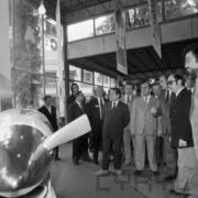 grupa mężczyzn w hali wystawienniczej