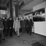 grupa mężczyzn w hali wystawienniczej