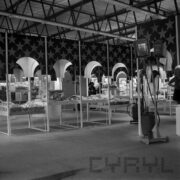 stoiska w hali wystawowej