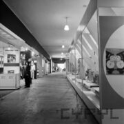 stoiska w hali wystawowej