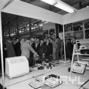 duża grupa mężczyzn ogląda stoiska w hali wystawienniczej