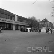 duża hala wystawowa, przed nią ekspozycja plenerowa i spacerujący ludzie