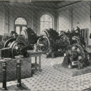 metalowe maszyny wewnątrz hali