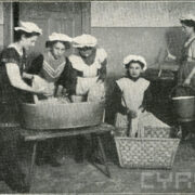 piątka dziewcząt w czasie nauki prania; trójka z nich pierze przy pomocy tarki w balii