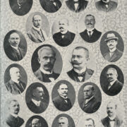 czarno białe tableau z fotografiami portretowymi 21 mężczyzn 