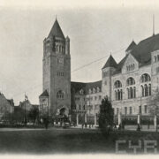 monumentalny budynek z kamienia; widoczna wieża zamkowa