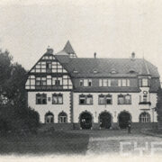 budynek z pobielonej cegły otoczony drzewami