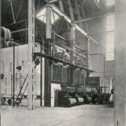 metalowe maszyny wewnątrz hali