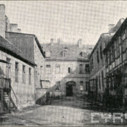 podwórze otoczone kamienicami