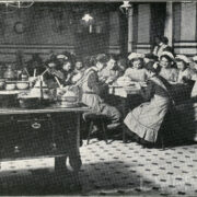 grupa dziewcząt jedzących posiłek przy stołach