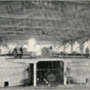 maszyny wewnątrz hali