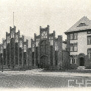 neogotycki budynek z cegieł