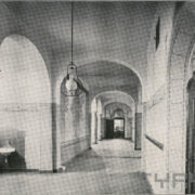 korytarz wewnątrz budynku; widoczna lampa i umywalka, w głębi mapa II Rzeszy