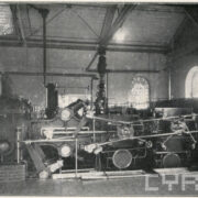 metalowa maszyna wewnątrz hali