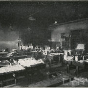 sala z ławkami ze sprzętem stolarskim oraz pracami uczniów