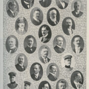 czarno-białe tableau z fotografiami portretowymi 24 mężczyzn