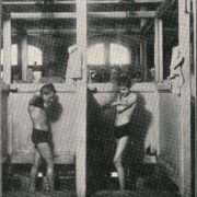 chłopcy w kąpielówkach pod prysznicami