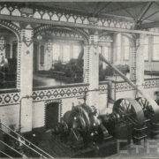 pompy wewnątrz budynku zdobionego w stylu neogotyckim