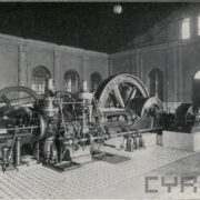 maszyna z metalu wewnątrz budynku z cegieł