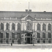 duży budynek z cegieł