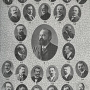 czarno-białe tableau z fotografiami portretowymi 27 mężczyzn