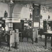 stoły i półki z porozstawianymi talerzami, miskami i sprzętem kuchennym