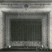 olbrzymia scena zasłonięta kotarą